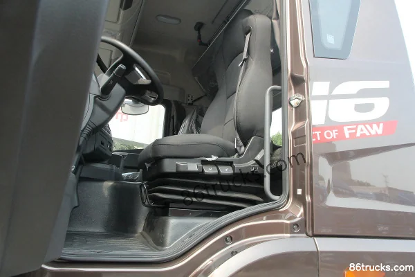 FAW Jiefang Qingdao JH6 Heavy Truck 240hp 6X2(8 wheels) 9.5m Stake Truck (Fast Gear 8-Speed) Cab (3) | 86Trucks