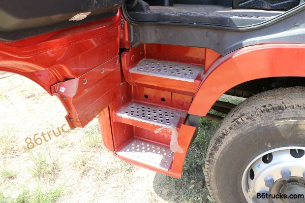 Foton AumanGTL 6 Series Heavy Truck 245 hp 6X2(8 wheels) 9.45 m Stake Truck Cab (3) | 86Trucks