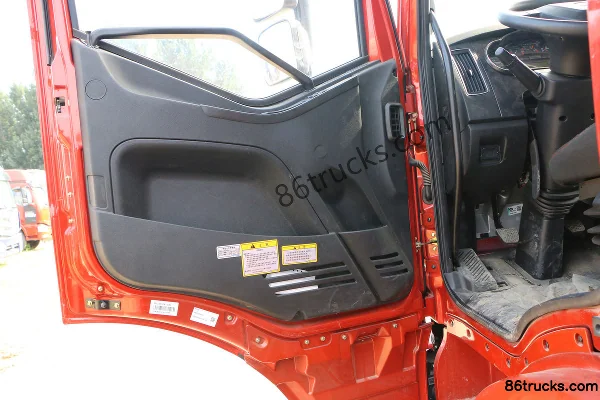FAW Jiefang J6M Heavy Truck Standard Load Type 240hp 6X2(8 wheels) 9.5m Flatbed Cargo Truck Cab (2) | 86Trucks