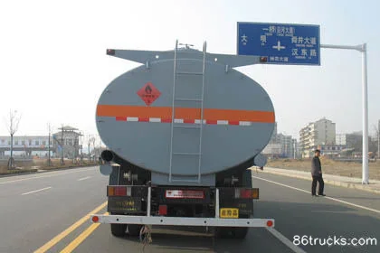 Foton Auman 5 Series 210 hp 6X2(8 wheels) Chemical Liquid Transport Truck (Chusheng Brand) Exterior (2) | 86Trucks