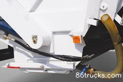 Qingling Isuzu 130hp 4X2(6 wheels) Garbage Truck (Fulong Continental) Cab (2) | 86Trucks
