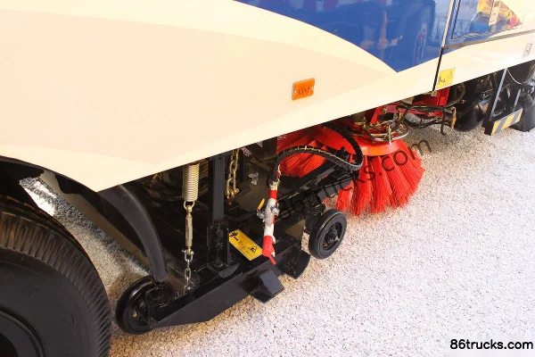 Dongfeng Commercial Vehicle Tianjin 185hp 4X2(6 wheels) Sweeper Truck (Zoomlion) Cab (3) | 86Trucks