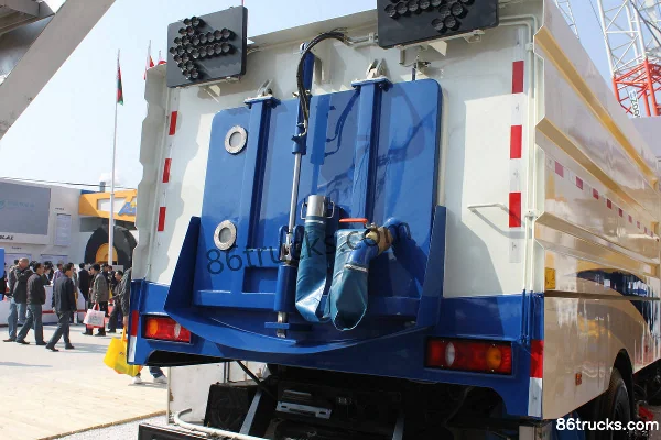 Dongfeng Commercial Vehicle Tianjin 185hp 4X2(6 wheels) Sweeper Truck (Zoomlion) Cab (2) | 86Trucks