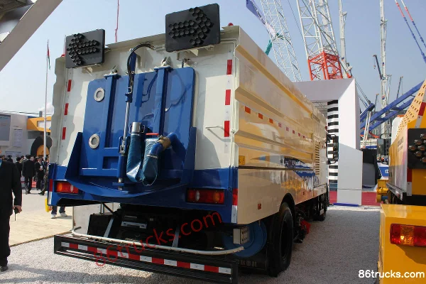 Dongfeng Commercial Vehicle Tianjin 185hp 4X2(6 wheels) Sweeper Truck (Zoomlion) Cab (1) | 86Trucks