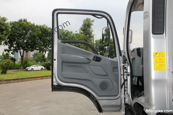 Foton Aumark Express 131 hp 4X2(6 wheels) 4.14m single-row van light truck Cab (1) | 86Trucks