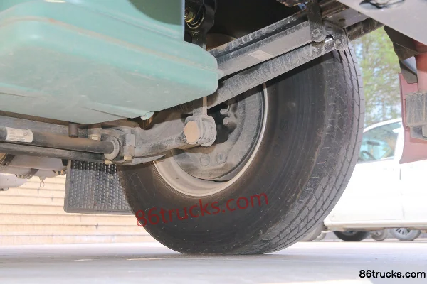 FAW Jiefang J7 heavy truck 550hp 6X4(10 wheels) tractor truck Chassis (3) | 86Trucks
