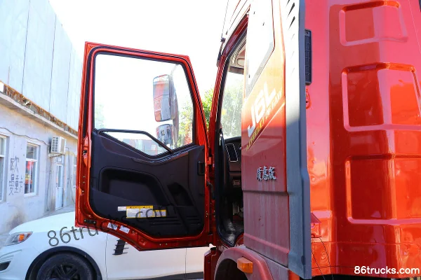FAW Jiefang J6L medium truck 260 hp 6X2(8 wheels) 7.7m flatbed cargo truck (China VI) Cab (1) | 86Trucks