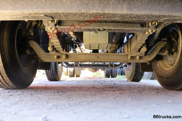FAW Jiefang J6L medium truck 260 hp 6X2(8 wheels) 7.7m flatbed cargo truck (China VI) Chassis (2) | 86Trucks