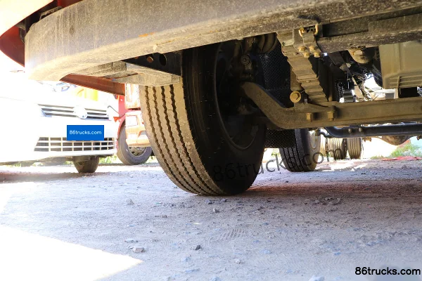 FAW Jiefang J6L medium truck 260 hp 6X2(8 wheels) 7.7m flatbed cargo truck (China VI) Chassis (1) | 86Trucks