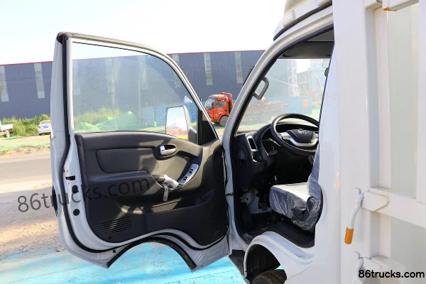 Kama Ruihang X1 1.6L 122 hp 4X2(6 wheels) Gasoline 3.63m single-row stake mini truck Cab (2) | 86Trucks