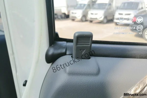 Foton Yuling V2 88 hp 4X2(6 wheels) Diesel 3.05m double-row box micro truck Cab (2) | 86Trucks