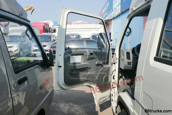 Foton Yuling V2 88 hp 4X2(6 wheels) Diesel 3.05m double-row box micro truck Cab (1) | 86Trucks
