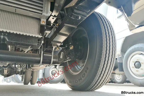 Foton Yuling V2 88 hp 4X2(6 wheels) Diesel 3.05m double-row box micro truck Chassis (3) | 86Trucks