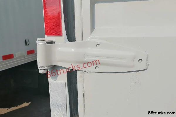 Foton Yuling V2 88 hp 4X2(6 wheels) Diesel 3.05m double-row box micro truck Body (1) | 86Trucks