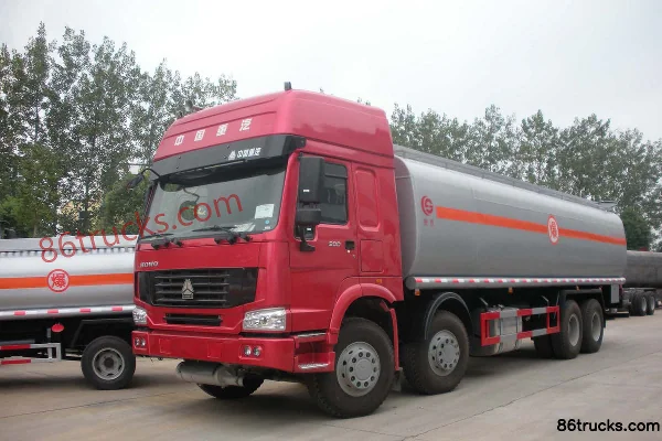 Chusheng Chusheng Sinotruk HOWO chassis liquid transport truck