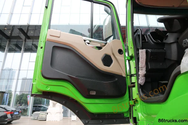 JAC Gallop K5W heavy truck 375 hp 6X4(10 wheels) 5.4 m dump truck Cab (3) | 86Trucks