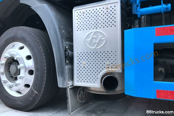 SAIC Hongyan Genlyon C500 430 ch 6X2(8 roues) camion plateau à essieu central (marque Liangshan Dongyue) Cabine (1) | 86Trucks