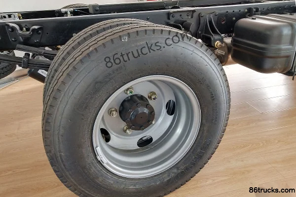 Foton Aumark S3 series 110hp 4X2(6 wheels) 4.18m single-row flatbed light truck Cab (3) | 86Trucks
