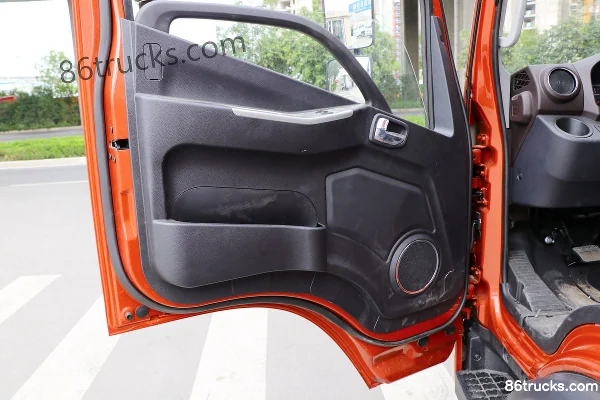 Foton Times Leading High-End Version 143hp 4X2(6 wheels) 3.8m Double-row Stake Truck Cab (3) | 86Trucks