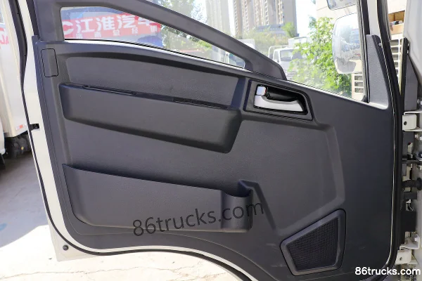 Sinotruk HOWO Hanjiang 156 hp 4X2(6 wheels) 4.1m Refrigerated Truck Cab (2) | 86Trucks