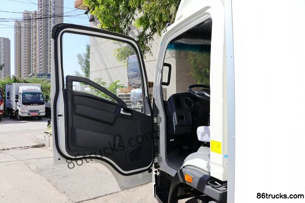 Sinotruk HOWO Hanjiang 156 hp 4X2(6 wheels) 4.1m Refrigerated Truck Cab (1) | 86Trucks