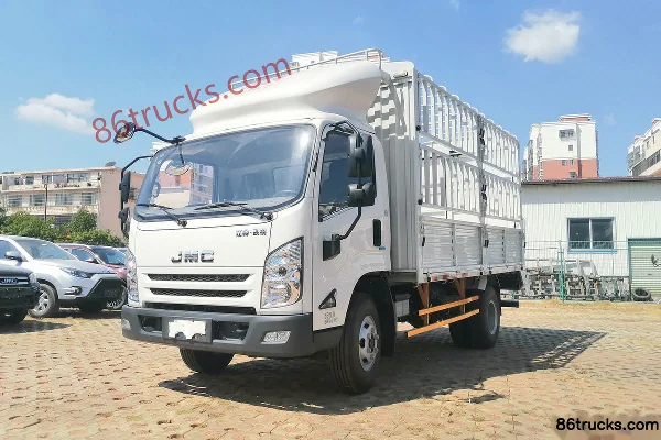 JMC Kairui 800 Wide Body Luxury Edition 152hp 4X2(6 wheels) 4.08m Single Row Stake Truck Exterior (3) | 86Trucks