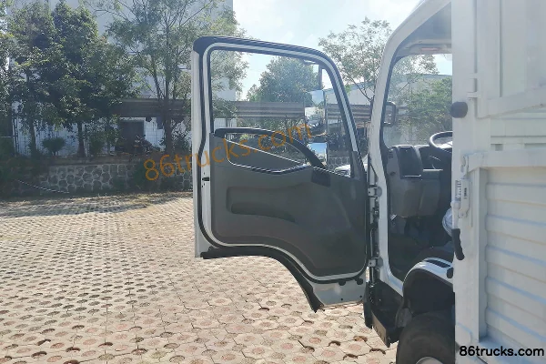 JMC Kairui 800 Wide Body Luxury Edition 152hp 4X2(6 wheels) 4.08m Single Row Stake Truck Cab (1) | 86Trucks