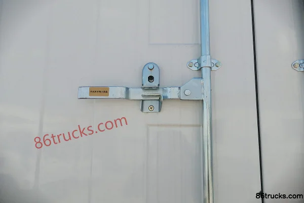 JMC Kairui 800 Wide Body Luxury Edition 152hp 4X2(6 wheels) 4.08m Single Row Stake Truck (2) | 86Trucks