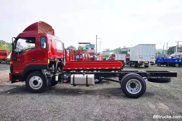 JAC Junling V8 170hp 4X2(6 wheels) 5.2m Semi-row Flatbed Light Truck Exterior (2) | 86Trucks