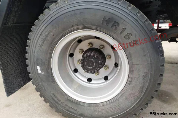 Dongfeng Duolika D9 180 hp 4X2(6 wheels) Water Sprinkler Truck (Chusheng Brand) Cab (1) | 86Trucks