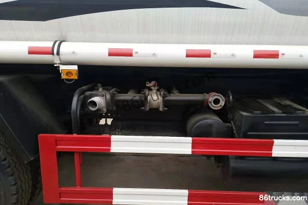 Dongfeng Duolika D9 180 hp 4X2(6 wheels) Water Sprinkler Truck (Chusheng Brand) Cab (2) | 86Trucks