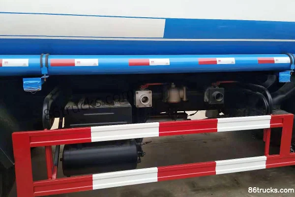 Dongfeng Duolika D9 160 hp 4X2(6 wheels) Water Sprinkler Truck (Chusheng Brand) Cab (2) | 86Trucks