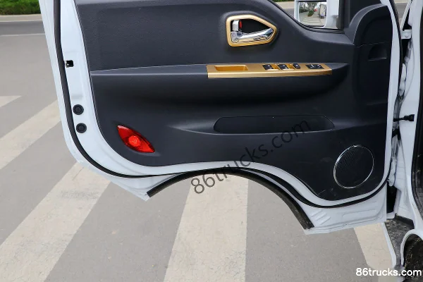 Dongfeng T5 1.6L 122hp 4X2(6 wheels) gasoline 2.99m double-row flatbed light truck (wide track) (China VI) Cab (3) | 86Trucks
