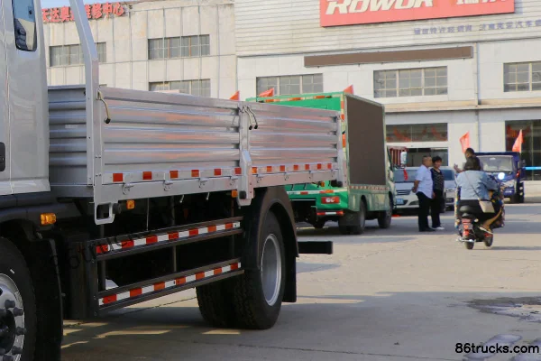 Foton Ollin CTS 170hp 4X2(6 wheels) 5.25m Crew Cab Flatbed Cargo Truck (5-speed) Body (1) | 86Trucks