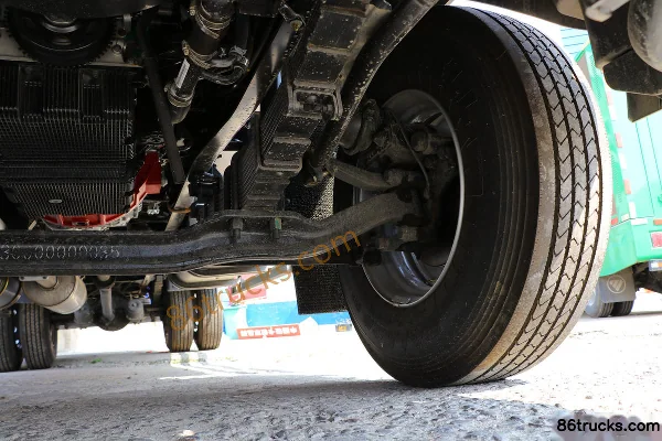 Foton Aoling Hornet 220 hp 4X2(6 wheels) 6.1m day cab van truck Chassis (3) | 86Trucks