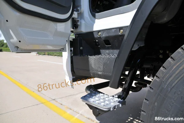 Kama Kaijie M6 129hp 4X2(6 wheels) Water Sprinkler Truck (short wheelbase) Cab (1) | 86Trucks