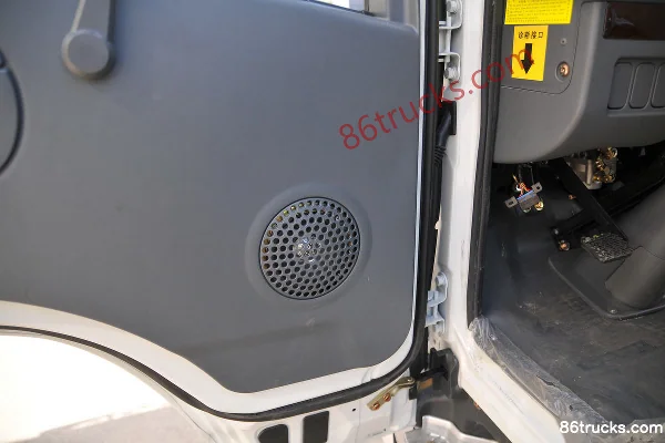Kama K8 Fuyunlai 110hp 4X2(6 wheels) Fecal Suction Truck Cab (3) | 86Trucks