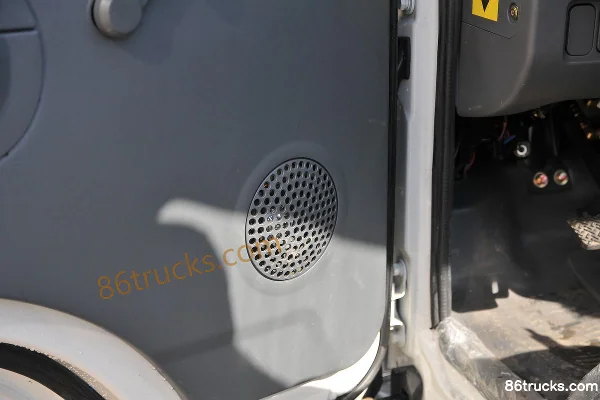Kama K8 Fuyunlai 110 hp 4X2(6 wheels) Water Sprinkler Truck Cab (2) | 86Trucks