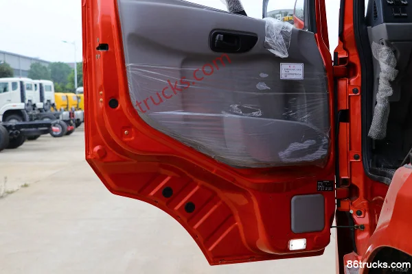 Dongfeng Tesheng 220hp 6X2(8 wheels) Fuel Tank Truck (Chusheng Brand) Cab (3) | 86Trucks