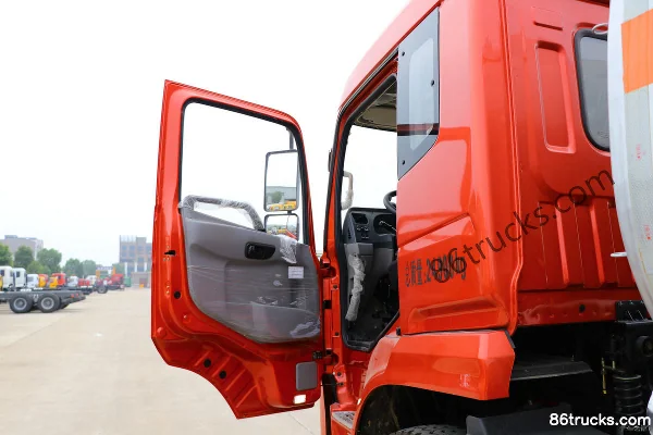 Dongfeng Tesheng 220hp 6X2(8 wheels) Fuel Tank Truck (Chusheng Brand) Cab (1) | 86Trucks