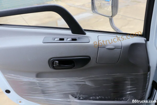 Dongfeng Teshang 160 hp 4X2(6 wheels) Water Sprinkler Truck (Chengliwei Brand) Cab (3) | 86Trucks