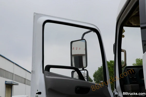 Dongfeng Teshang 160 hp 4X2(6 wheels) Water Sprinkler Truck (Chengliwei Brand) Cab (2) | 86Trucks