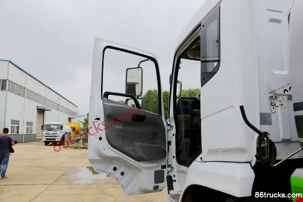 Dongfeng Teshang 160 hp 4X2(6 wheels) Water Sprinkler Truck (Chengliwei Brand) Cab (1) | 86Trucks