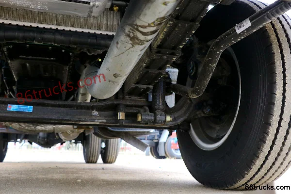 Dongfeng Furika F4 102hp 4X2(6 wheels) Water Sprinkler Truck (Chengliwei Brand) Chassis (2) | 86Trucks