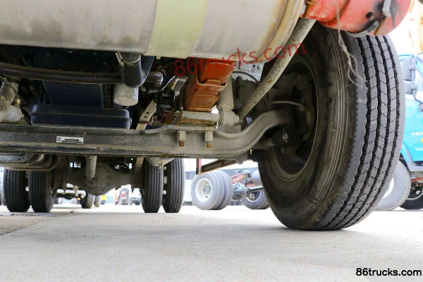 Yuejin Kaituo X300 110hp 4X2(6 wheels) 4.2m gas cylinder transport truck Chassis (2) | 86Trucks