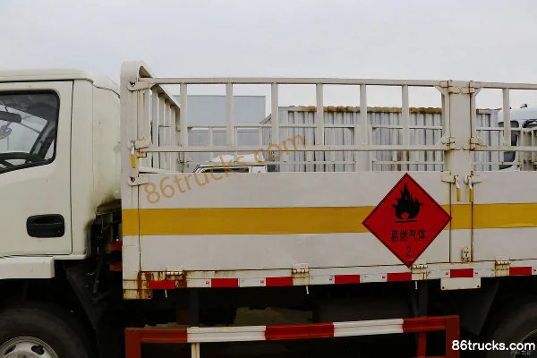 Yuejin Kaituo X300 110hp 4X2(6 wheels) 4.2m gas cylinder transport truck Body (1) | 86Trucks