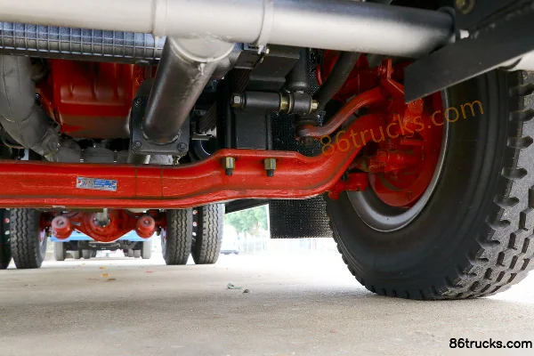Dongfeng Duolika D9 210hp 4X2(6 wheels) green sprinkler truck (Shenhu brand) Chassis (3) | 86Trucks