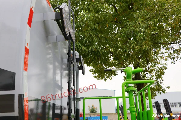 Dongfeng Duolika D9 210hp 4X2(6 wheels) green sprinkler truck (Shenhu brand) Body (2) | 86Trucks