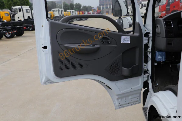 Dongfeng Duolika D5 20th Anniversary Edition 88hp 4X2(6 wheels) Fuel Tanker Truck (Chusheng Brand) Cab (3) | 86Trucks