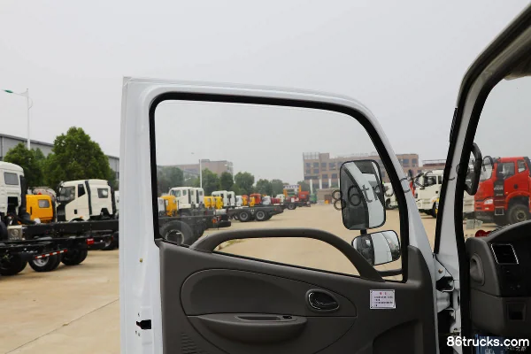 Dongfeng Duolika D5 20th Anniversary Edition 88hp 4X2(6 wheels) Fuel Tanker Truck (Chusheng Brand) Cab (2) | 86Trucks